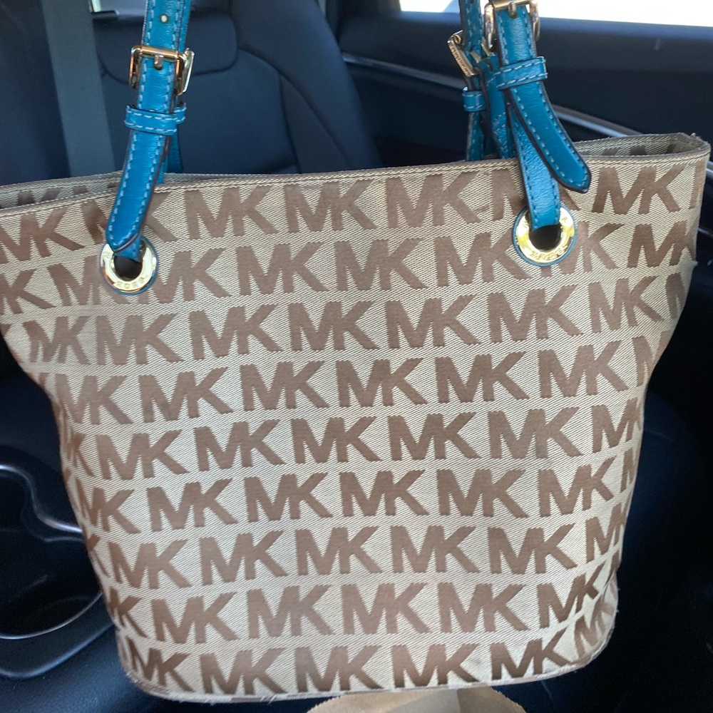 It’s in good condition a little older bag